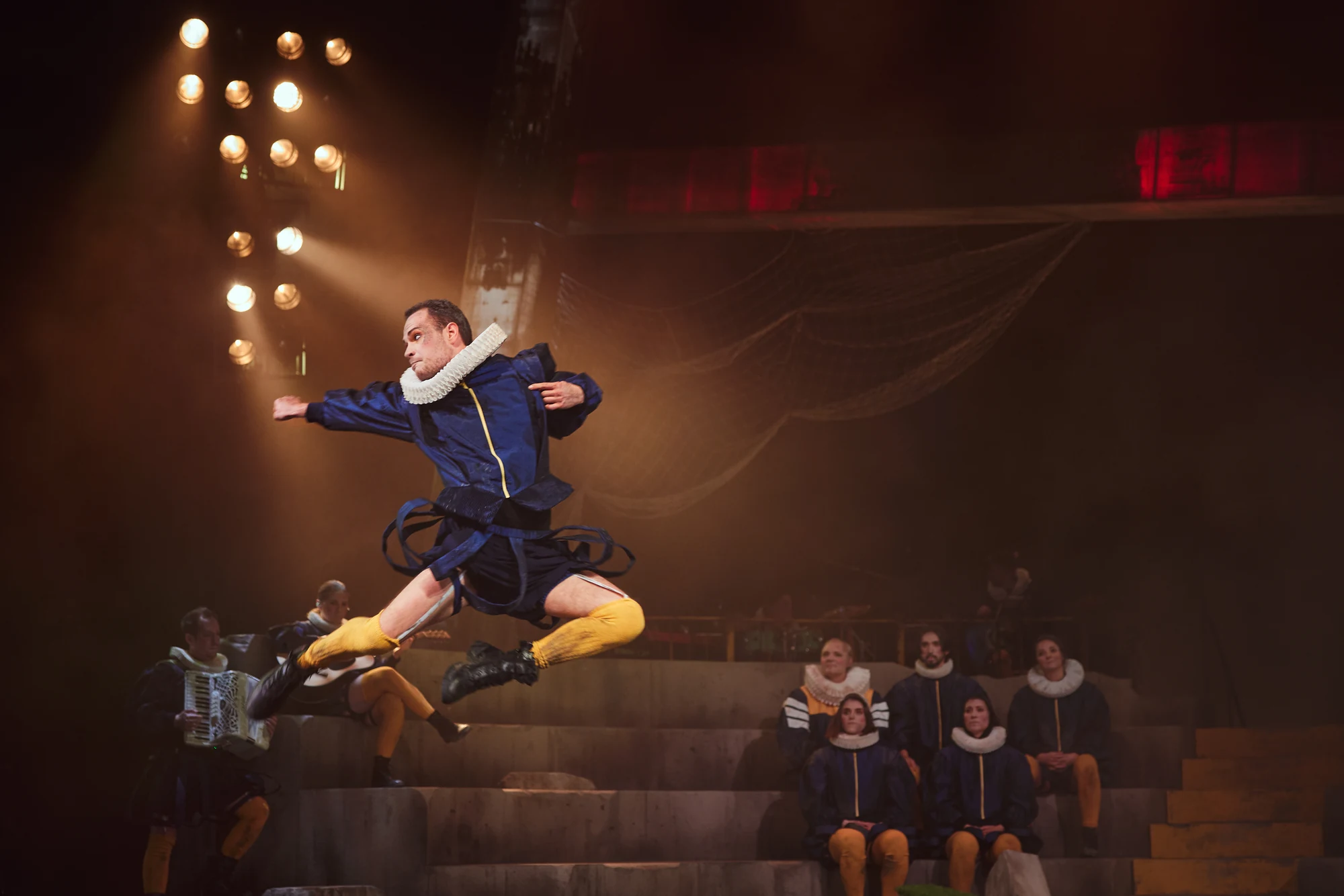 Den varmaste sommaren — a performer jumping across the stage