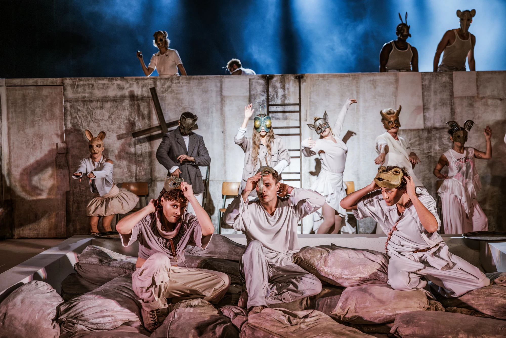 Romeo och Julia — masked ensemble on stage